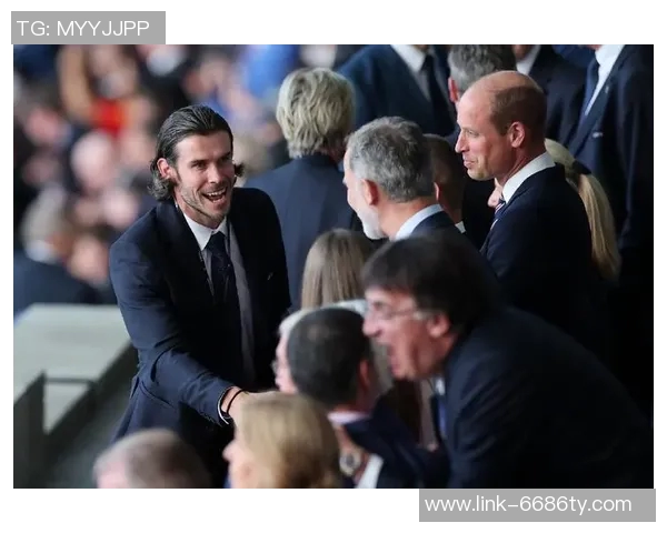 弗里克手握加维球衣与西超杯奖杯合影球员现场观战决赛引关注 弗里克手握加维球衣与西超杯奖杯合影球员现场观战决赛引关注